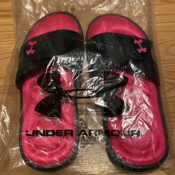 Kids Under Armour slides *New* - Picture 4 of 4